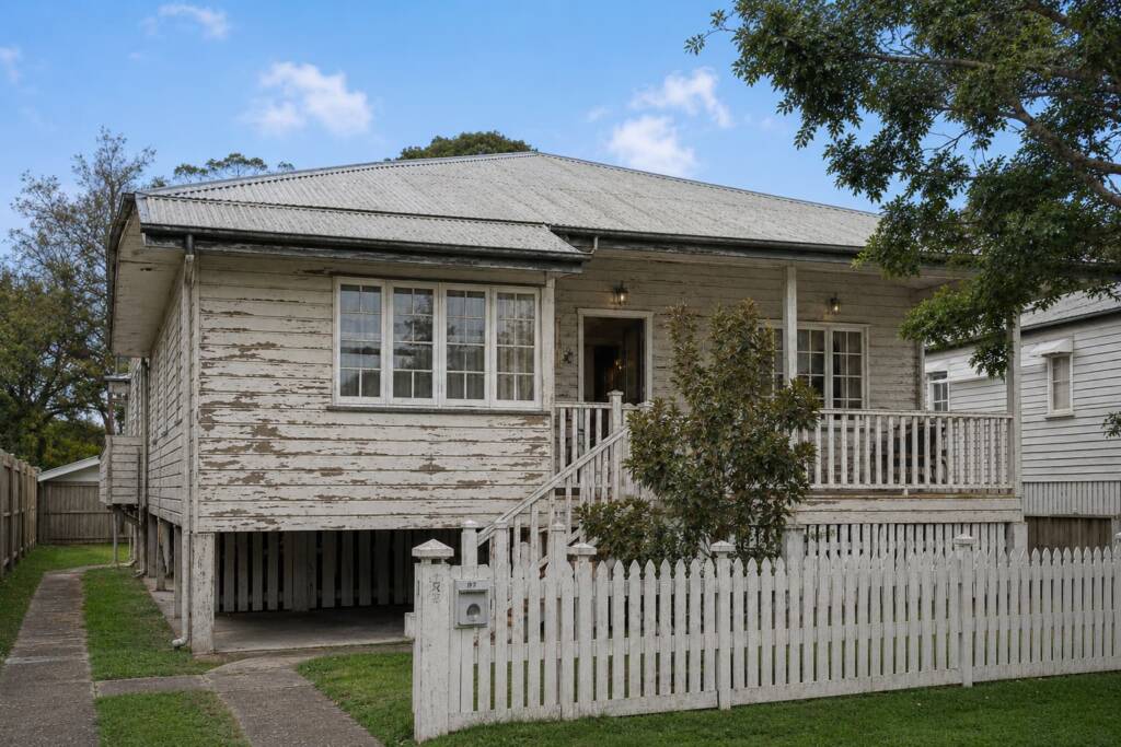 Queenslander House Repaint before image